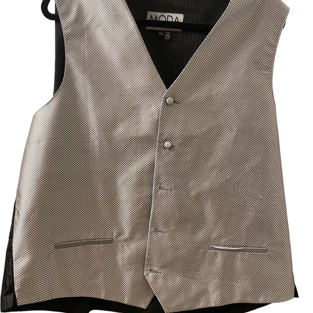 Men's Moda formal wear vest.